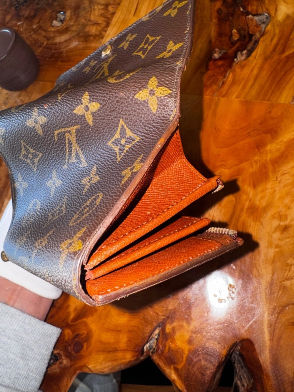 - Louis Vuitton Monogram Porte
Monnaie Billets Tresor Bifold
Wallet vintage - Picture 12 of 15
